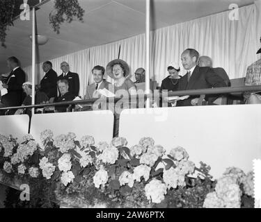 Nationale Manifestation der mobilen Brigade in Utrechter, Prinzessin Beatrix und Prinz Albert genießen das Programmdatum: 7. Juni 1960 Ort: Utrechter Schlüsselwörter: Programme, Demonstrationen Personenname: Prinz Albert, Beatrix, Prinzessin Institution Name: Mobile Brigade Stockfoto