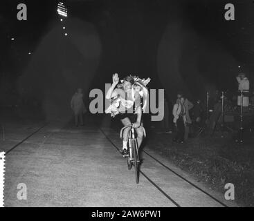 Niederländische Radsport-Meisterschaften im Olympiastadion niederländischer Meister Verfolgungsprofi Peter Post Datum: 9. Juni 1960 Schlagwörter: Radrennen, Verfolgungen, Meister, Profis Personenname: Post, Peter Institution Name: Olympiastadion Stockfoto