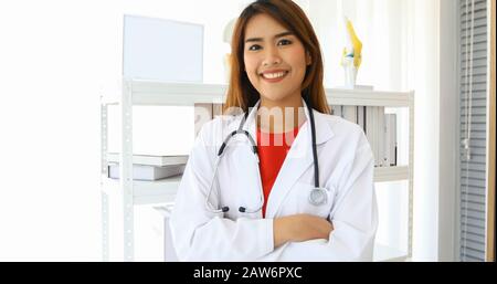 Lächelnder glücklicher Arzt im Büro Stockfoto