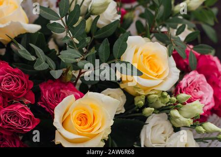 Wunderschöner Rosenstrauß in verschiedenen Farben und Größen Stockfoto