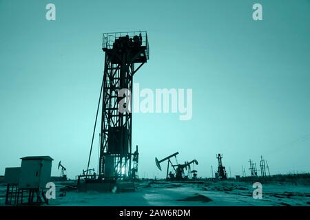 Turm-Pumpeinheit am Abend Stockfoto