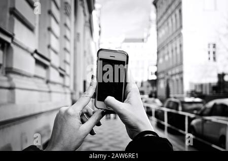 Ein Mädchen nimmt sich ein selfie mit den Händen (Prag, Tschechien, Europa) Stockfoto