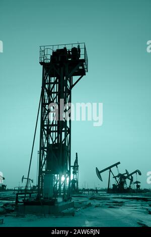 Turm-Pumpeinheit am Abend Stockfoto