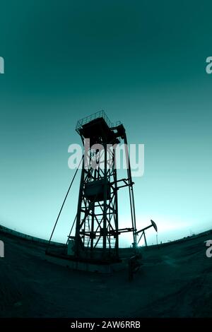Turm-Pumpeinheit am Abend Stockfoto