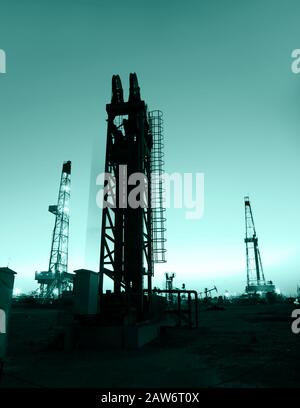 Turm-Pumpeinheit am Abend Stockfoto