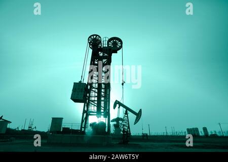 Turm-Pumpeinheit am Abend Stockfoto