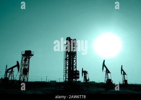 Turm-Pumpeinheit am Abend Stockfoto