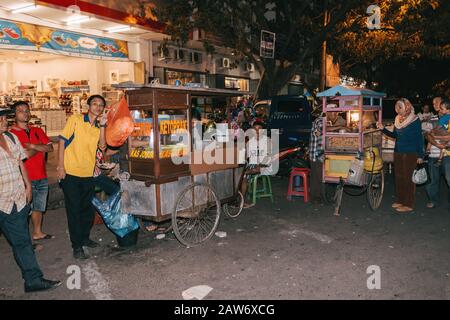 Manado, NORTH SULAWESI, INDONESIEN - 3. AUGUST 2015: Verkäufer von Straßennahrungsmitteln auf einer der Straßen von Manado am 3. August 2015 in Manado, Nord-Sulawesi, In Stockfoto