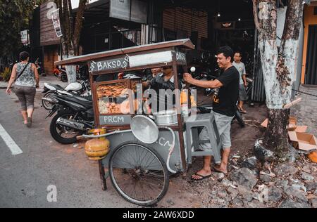 Manado, NORTH SULAWESI, INDONESIEN - 3. AUGUST 2015: Verkäufer von Straßennahrungsmitteln auf einer der Straßen von Manado am 3. August 2015 in Manado, Nord-Sulawesi, In Stockfoto