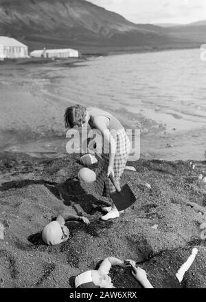 Island Laugarvatn. Mädchen begraben andere Mädchen unter heißer vulkanischer Asche am Ufer eines Sees mit warmem Wasser Datum: 1934 Ort: Island, Laugarvatn Schlüsselwörter: Landschaften, Mädchen, Seen, Zelte, Hitze, Wasser Stockfoto