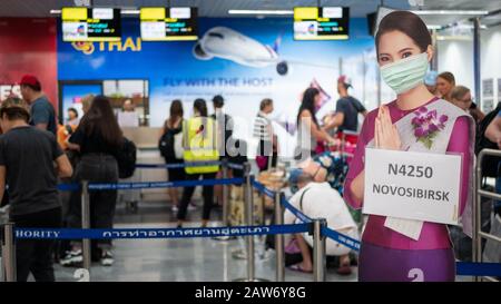 Pattaya, THAILAND - 4. FEBRUAR 2020: Air Hostess Willkommen standee tragen Schutzmaske am Check-in-Bereich, U-Tapao International Airport Terminal während Stockfoto