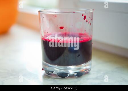 Frischer Saft, der gerade aus Beete hergestellt wurde, ein Glas, das aus Vogelperspektive auf weißem Hintergrund aufgenommen wurde. Glas Rübensaft isoliert auf weiß . Stockfoto