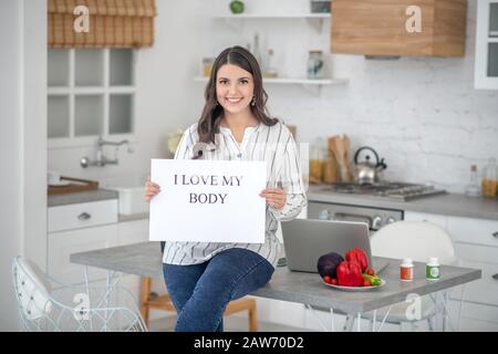 Dunkelhaarige Frau in einer gestreiften Bluse lächelnd schön Stockfoto