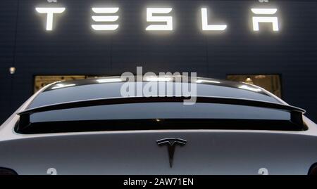 Hannover, Deutschland. Februar 2020. Ein Tesla Model X steht vor einer Verkaufsstelle und einem Servicezentrum des Herstellers von Elektrofahrzeugen, Tesla. Credit: Julian Stratenschulte / dpa / Alamy Live News Stockfoto