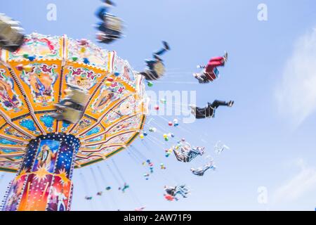 Kettenkarussellfahrt in einem Freizeitpark Karneval oder Funfair, München, Deutsch Stockfoto