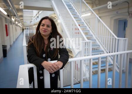 Pia Sinha, der Gouverneur von HMP Liverpool, auch bekannt als Walton Prison, ist im B-Flügel des Gefängnisses abgebildet. Das Gefängnis erhielt 2017 einen Schreckensbericht, in dem verschiedene Versäumnisse und Probleme aufgezeigt wurden. Frau Sinha wurde in diesem Jahr ernannt und hat in den nächsten zwei Jahren das Gefängnis mit einem Programm zur Verbesserung und Unterstützung von Insassen und Infrastruktur umgedreht. HMP Liverpool beherbergt maximal 700 Gefangene mit insgesamt rund 250 Mitarbeitern. Stockfoto