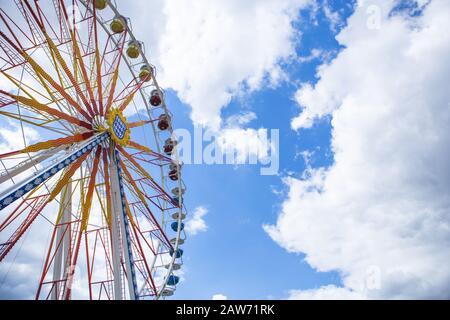 Kettenkarussellfahrt in einem Freizeitpark Karneval oder Funfair, München, Deutsch Stockfoto