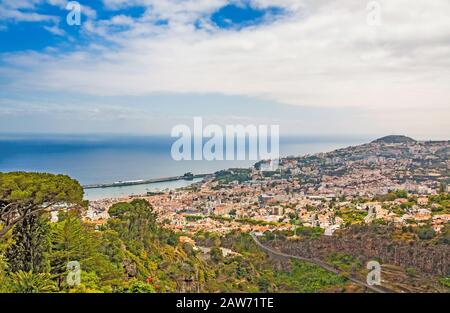 Panoramablick über Funchal, Madeira und Portugal mit Hafen Stockfoto