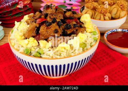 Chinesisches Huhn und schwarze Bohnensauce mit eifrittiertem Reis Stockfoto