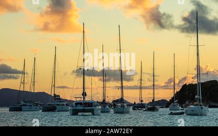 Sonnenuntergang Panorama mit vielen geparkten Yachten und Katamaranen, Tobago Cays, Saint Vincent und die Grenadinen, karibisches Meer Stockfoto