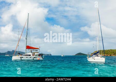 Türkisfarbenes Meer und verankerte Yachten und Katamarane, Tobago Cays, Saint Vincent und die Grenadinen, karibisches Meer Stockfoto