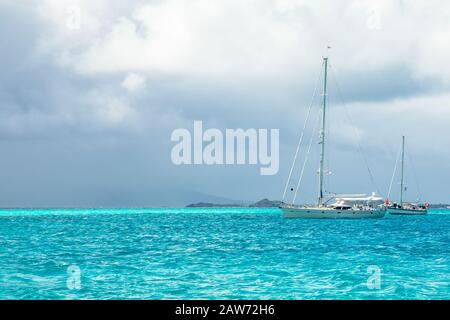 Türkisfarbenes Meer und verankerte Yachten, Tobago Cays, Saint Vincent und die Grenadinen, karibisches Meer Stockfoto