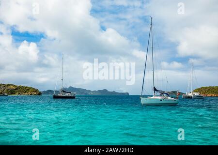 Türkisfarbenes Meer und verankerte Yachten und Katamarane, Tobago Cays, Saint Vincent und die Grenadinen, karibisches Meer Stockfoto