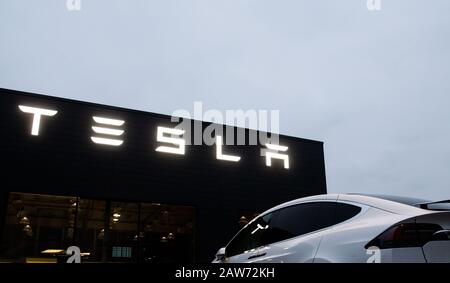 Hannover, Deutschland. Februar 2020. Ein Tesla Model X steht vor einer Verkaufsstelle und einem Servicezentrum des Herstellers von Elektrofahrzeugen, Tesla. Credit: Julian Stratenschulte / dpa / Alamy Live News Stockfoto