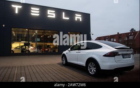 Hannover, Deutschland. Februar 2020. Ein Tesla Model X steht vor einer Verkaufsstelle und einem Servicezentrum des Herstellers von Elektrofahrzeugen, Tesla. Credit: Julian Stratenschulte / dpa / Alamy Live News Stockfoto