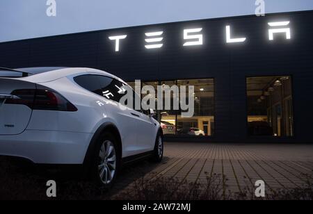 Hannover, Deutschland. Februar 2020. Ein Tesla Model X steht vor einer Verkaufsstelle und einem Servicezentrum des Herstellers von Elektrofahrzeugen, Tesla. Credit: Julian Stratenschulte / dpa / Alamy Live News Stockfoto