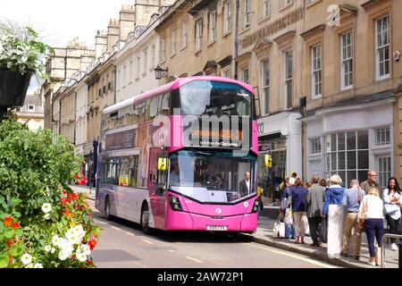 Doppeldeckerbus an einer Bushaltestelle, an der Passagiere abgeholt werden, Bath, Avon, Somerset, England, Großbritannien Stockfoto