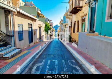 Blick auf die Straßen von Agios Nikolaos am Morgen. Malerische Stadt der Insel Crete, Griechenland. Bild Stockfoto