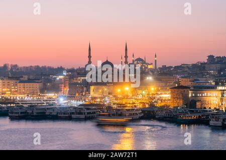 Istanbul, Türkei - 14. Januar 2020: Neue Moschee (Yeni Cami) in der Nacht mit Hagia Sophia (Aya Sofya) hinter dem Goldenen Horn, Istanbul, Türkei, E Stockfoto