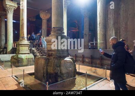 Istanbul, Türkei - 14. Januar 2020: Medusa-Kopf in der U-Bahn-Basilika Cistern Istanbul, Türkei, Basilika Cistern - unterirdisches Wasserreservoir Buil Stockfoto