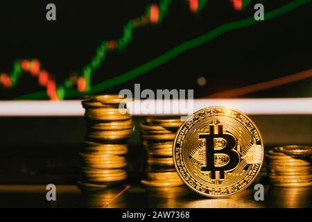 Konzept für das finanzielle Wachstum mit goldener Bitcoins Leiter im Hintergrund der Aktiendiagramme. Virtuelles Kryptokurrency-Konzept. Stockfoto