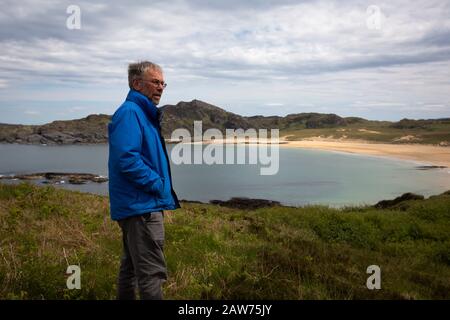 GP Dr. David Binnie, abgebildet in der Kiloran Bay auf der Inneren Hebrideninsel Colonsay an Schottlands Westküste. Die Insel liegt im gebiet des rates von Argyll and Bute und hat eine Fläche von 4.074 Hektar (15,7 sq mi). Auf einer Südwest- bis Nordostachse ausgerichtet, misst sie 13 km Länge und erreicht an ihrer breitesten Stelle 3 Meilen (4,8 km), 2019 hatte sie eine ständige Population von 136 Erwachsenen und Kindern. Stockfoto