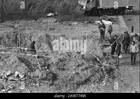 Nach Flugzeugabsturz abgeworfen Moerdijk Mitglieder des Katastrophenerkennungsteams im und um den Krater bis zum Arbeitsdatum: 8. Oktober 1981 Standort: Moerdijk, Nordbrabant Schlüsselwörter: Lagerung, Identifizierung, Katastrophen, Flugzeuge Stockfoto