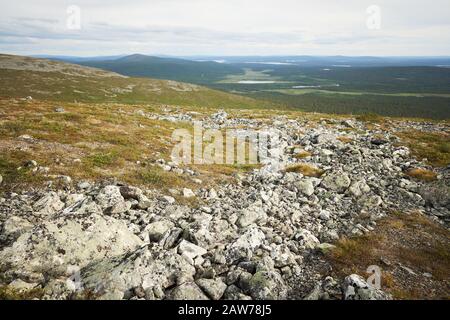 Schöner Panoramablick von einem fiel über Wälder, Seen und Sümpfe Lapplands. Pallas-Yllastunturi National Park, Finnland. Stockfoto