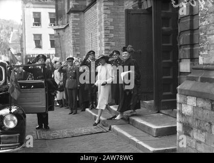 Taufe Prinzessin Marijke (Christina) in der Domkirche in Utrechter Nach der Taufe verlässt Königin Wilhelmina Kirche Datum: 10. Oktober 1947 Ort: Utrechter (Stadt) Schlüsselwörter: Taufe, Königinnen Personenname: Wilhelmina (Königin Niederlande) Stockfoto