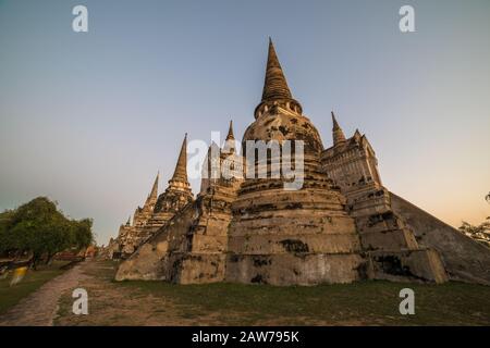 Wat Phra Si Sanphet Steinstupas bei Sonnenuntergang. Ruinen der antiken Kulturarchitektur. Ayuyyhaya, Thailand Stockfoto