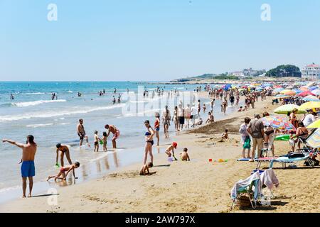 Alcossebre, SPANIEN - 11. JUNI 2017: Menschen, die das warme Wetter am Strand Playa del Cargador in Alcossebre an der Costa del Azahar in Spanien genießen Stockfoto