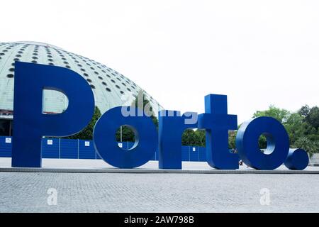 Porto, PORTUGAL - 28. AUGUST 2018: Ein Hinweisschild mit dem Namen Porto vor dem Pavillon Rosa Mota im öffentlichen Park Jardins do Palacio de Cristal Stockfoto