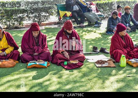 Bodh Gaya, Jharkhand, Indien 31-12-2019 02.21 Uhr Mönche Betend Stockfoto