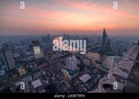 Luftbild bei Sonnenuntergang. Bangkok City Business Center mit Wolkenkratzern. Asiatische Hauptstädte. Bangkok, Thailand Stockfoto