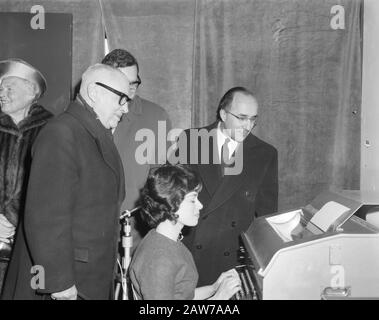 Minister J. M. L. T. Cals eröffnet das Internationale Pressezentrum Nieuwspoort. The Knights Quay Kortenhorst Mrs Cals und Minister Cals Datum: 5. März 1962 Standort: Den Haag, South Holland Schlüsselwörter: Openings Person Name: Mr. J. M. L. T. Cals Institution Name: Knights Stockfoto