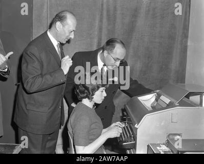 Minister J. M. L. T. Cal öffnet internationales Pressezentrum Nieuwspoort sagt, dass Telex-Maschine in Gebrauch Datum: 5. März 1962 Stichwörter: Aperturen Personenname: Herr Minister J. M. L. T. Cals Stockfoto