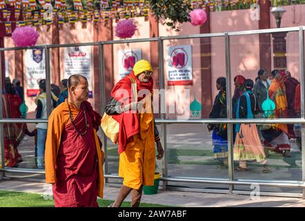 Bodh Gaya, Jharkhand, Indien 31-12-2019 10.08 Uhr Alter Mann Mit einem Mönch Stockfoto