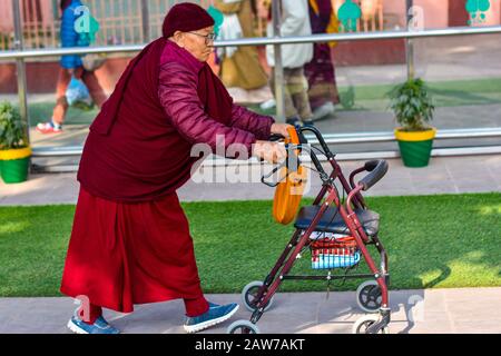 Bodh Gaya, Jharkhand, Indien 31-12-2019 Alter Mann mit einem Rollwagen Stockfoto