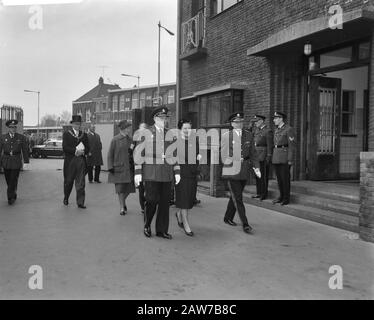 Königin Juliana besucht die Stadtpolizei von Rotterdam Datum: 10. April 1962 Ort: Rotterdam, South Holland Schlüsselwörter: Queens, Cops Person Name: Juliana (Königin Niederlande) Stockfoto