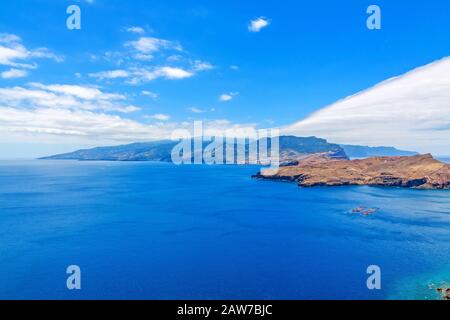 Blick von Ponta do Furado - Cais di Sardinha, Baia d'Abra - Wanderweg am östlichsten Punkt Madeiras - Ponta de Sao Lourenco Stockfoto